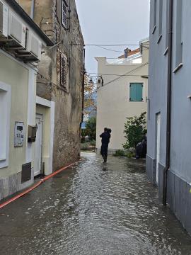 Ko so se okrepile padavine in jugo, je voda hitro narasla in, na srečo, tudi upadla.